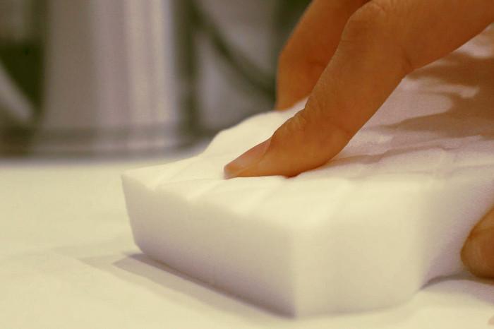 Limpieza de mancha de café con un borrador mágico