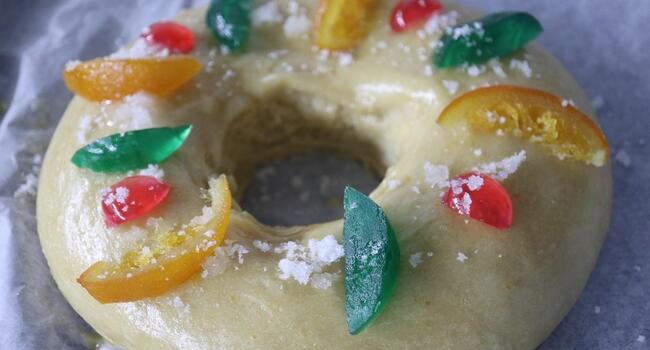 Decoramos la fruta escarchada y horneamos