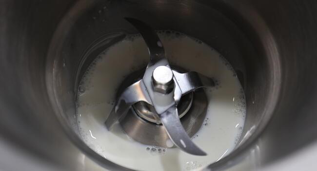 Echar la leche para calentar