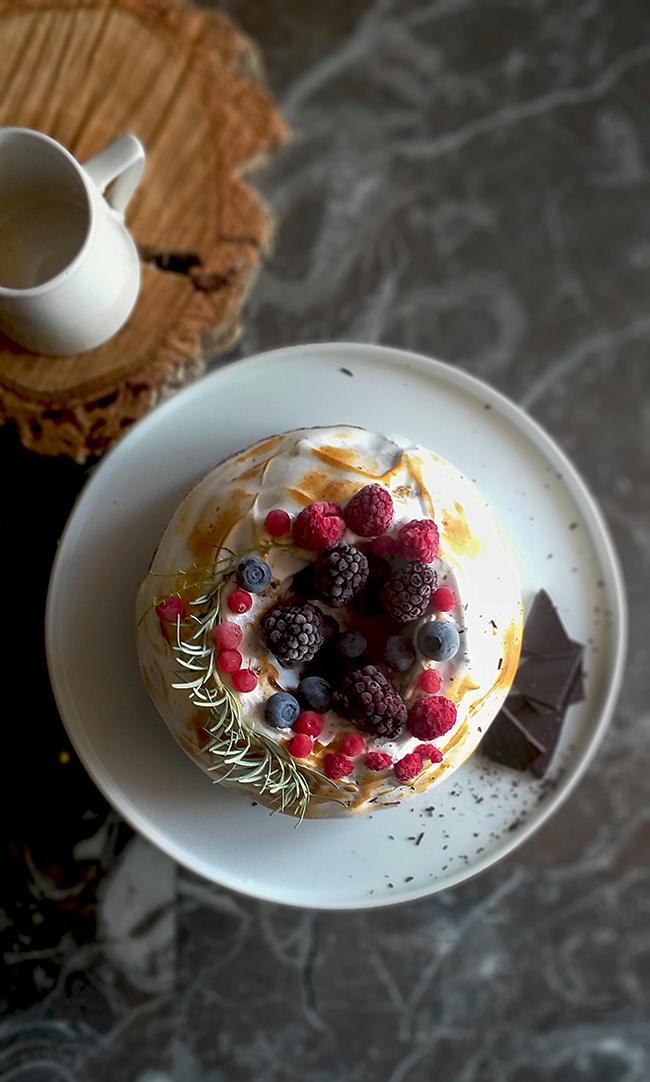 Bundt de chocolate con merengue y frutos del bosque