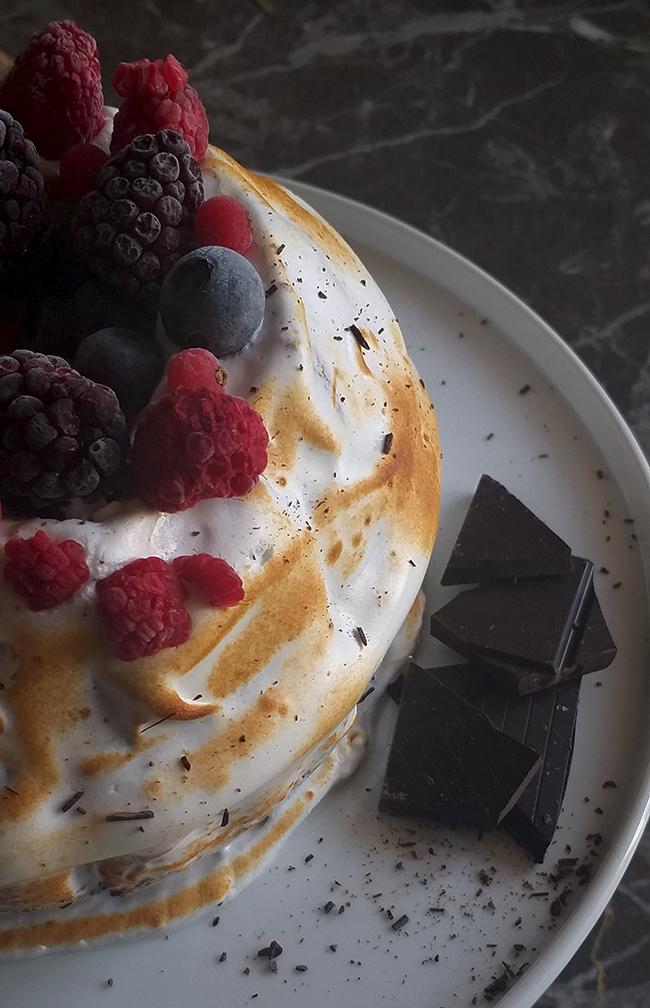 Bundt de chocolate con merengue y frutos del bosque