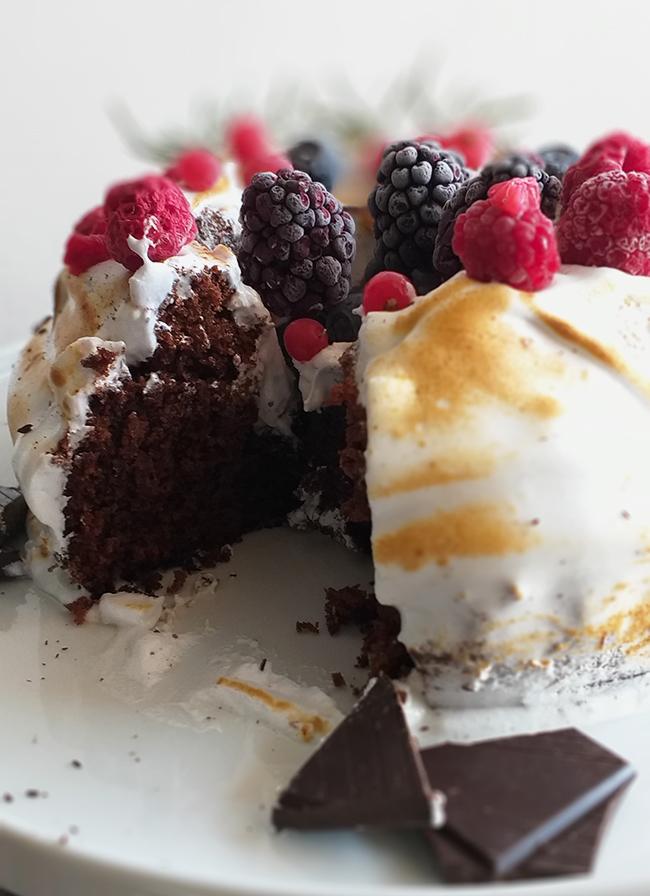 Bundt de chocolate con merengue y frutos del bosque