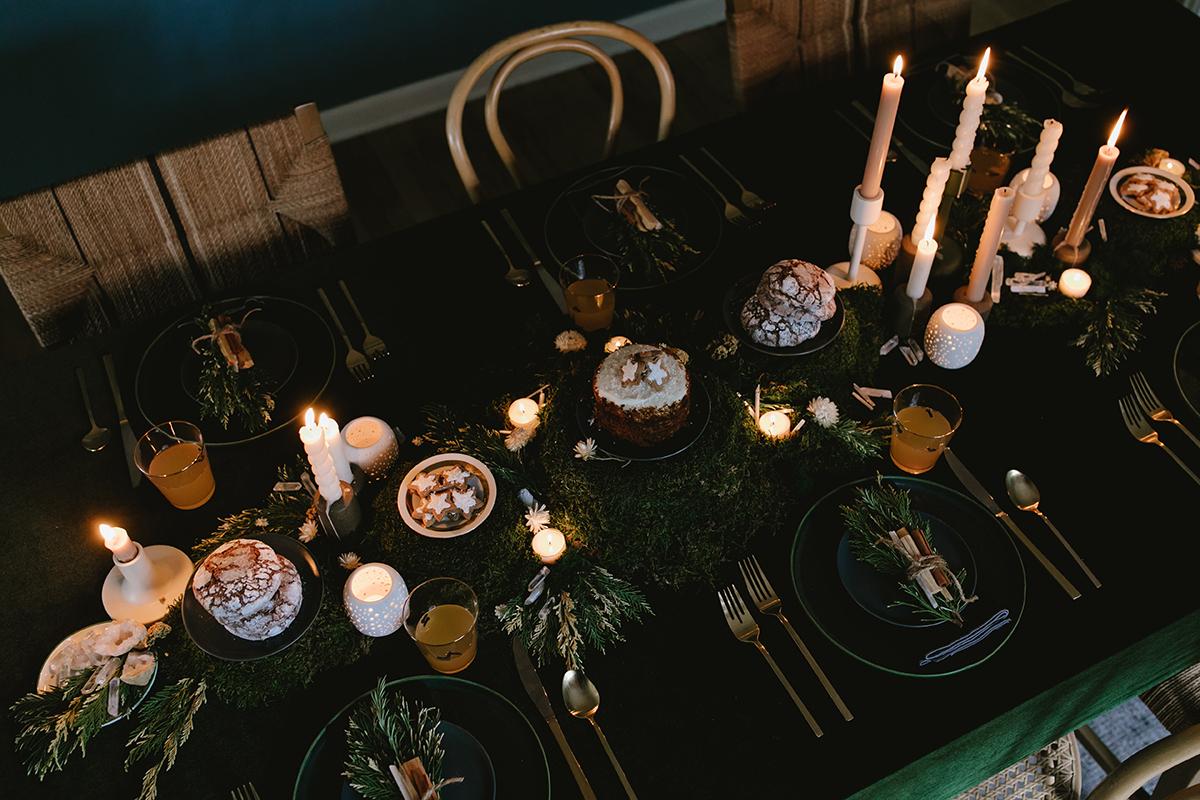 winter-solstice-moss-table-runner-and-candlelight