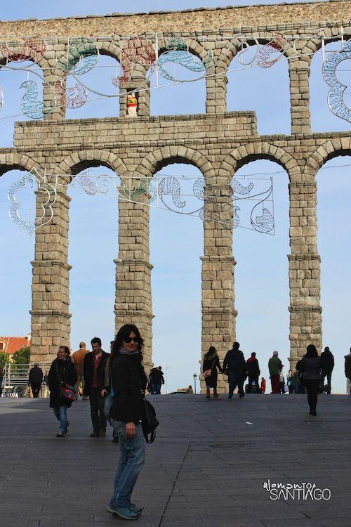 Adornos de Navidad en el acueducto de Segovia