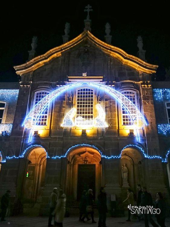 Iglesia de Braga con un portal de Belén de luces