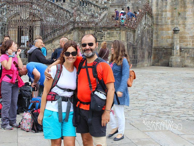Jan y Noelia de Woman To Santiago en la Plaza del Obradoiro tras la llegada de uno de nuestros muchos Caminos a Santiago