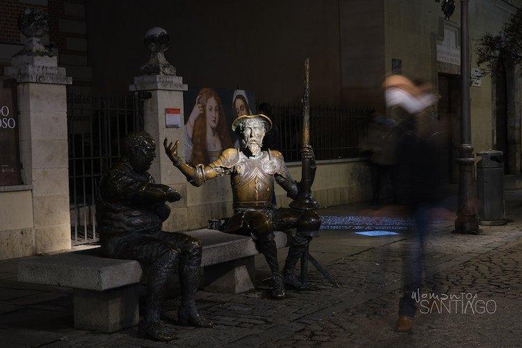 Estatuas de Don QUijote y Sancho en la Casa Museo de Cervantes