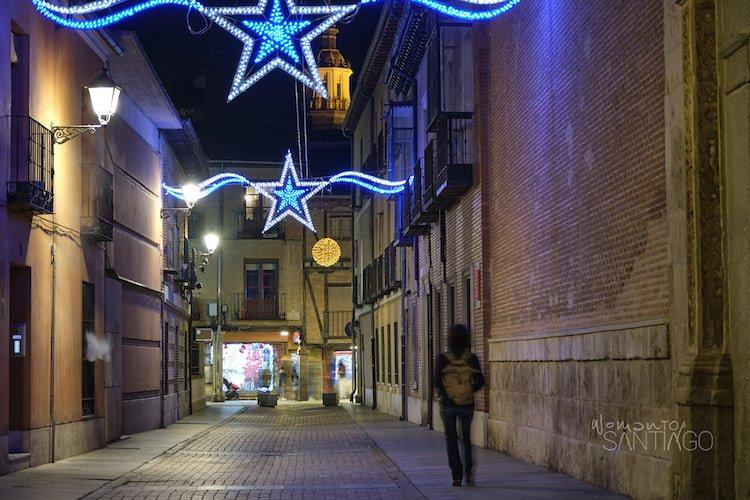 persona camina por las calles de Santiago de Compostela en Navidad