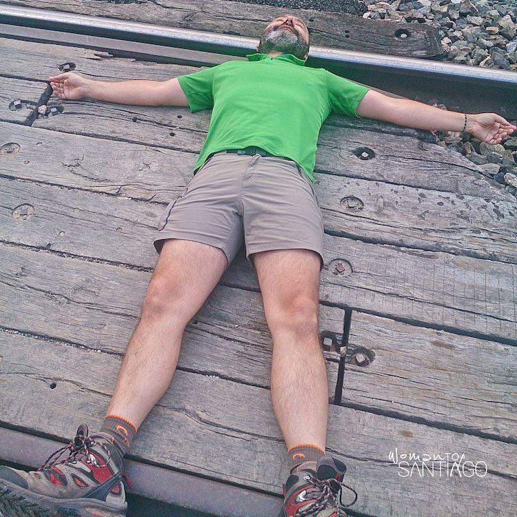 Hombre en un paso del Camino Francés, a la salida de Sarria sobre las vías del tren