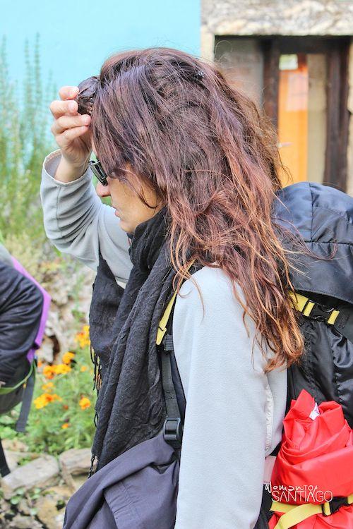 Mujer se aplica hielo tras un chichón haciendo el Camino Francés