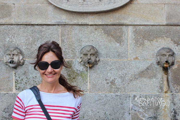 Noelia en una fuente del Camino de Santiago