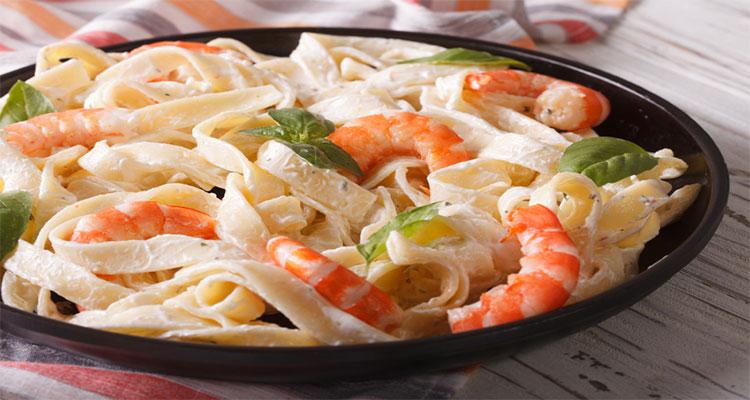 preparar pasta alfredo con camarones