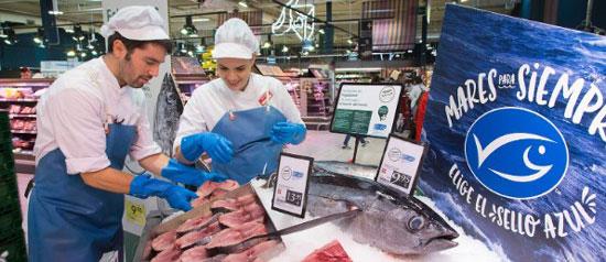 Venta de pescado fresco con el sello azul
