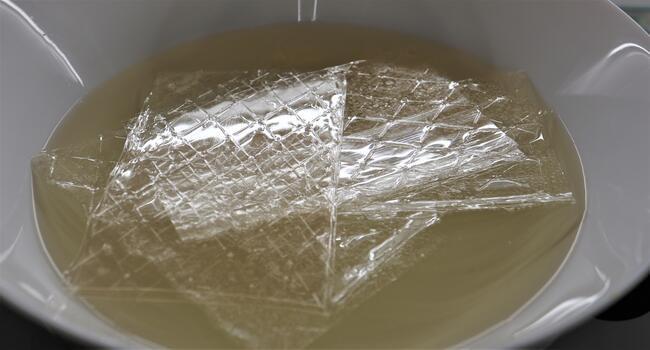 Pesamos el cava y echamos la gelatina