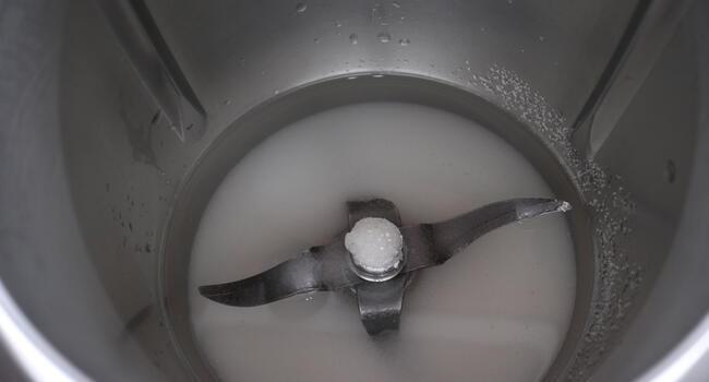 Ponemos el agua, el azúcar y la rama de canela infusionamos en Thermomix