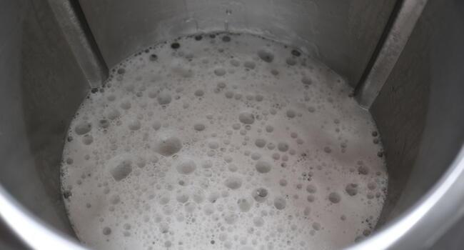 Echamos el champán y mezclamos