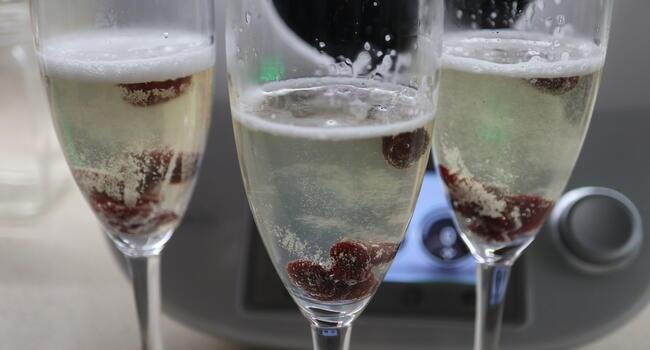 Echamos el champán en las copas