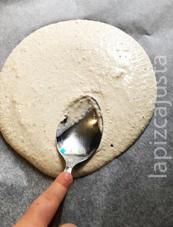 dar forma de pizza a la masa