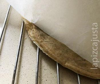 dar la vuelta a la masa para poner los toppings