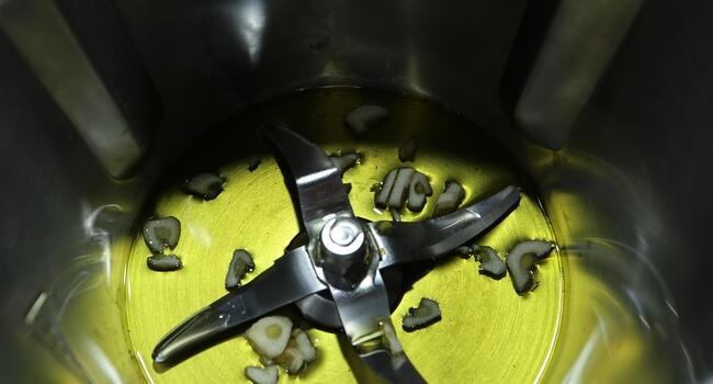 Ponemos el aceite y calentamos con el ajo