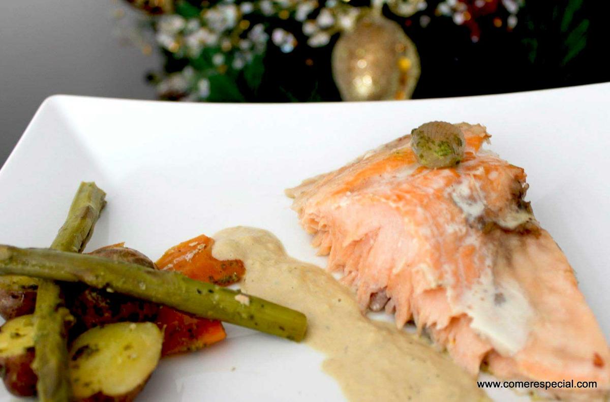 Salmón al horno con verduras y salsa de puerros