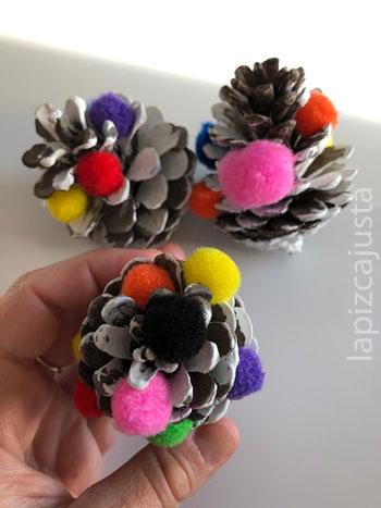 piñas decoradas con pompones