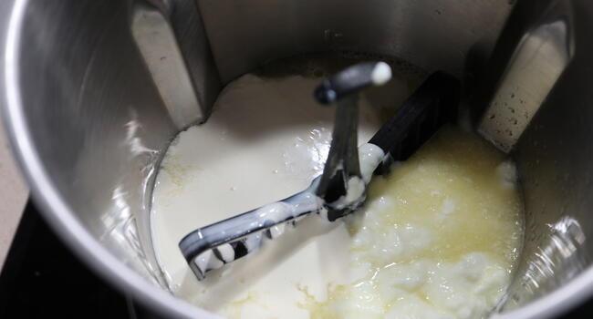 Echamos todos los ingredientes en el vaso y los mezclamos