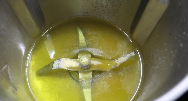 Echamos las gelatina y el agua y calentamos