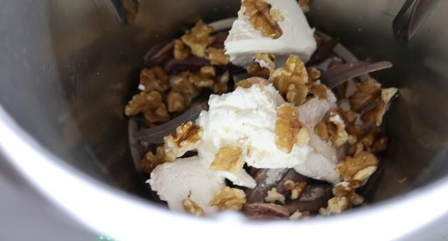 Echamos todos ingredientes necesarios para hacer la receta y los mezclamos