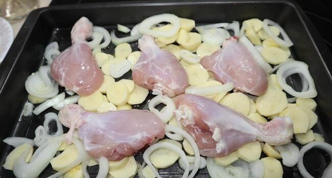 Poner los cuarto de pollo en la bandeja