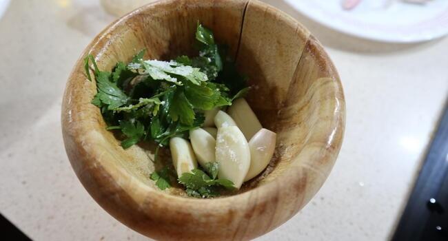 Machacamos en el mortero la hojas de perejil y los ajos