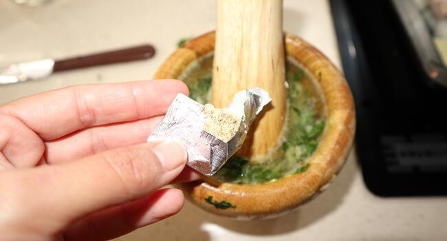 Machacamos la pastilla de caldo de carne en el mortero