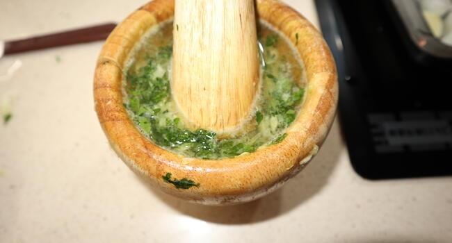 Echar en el mortero el vino blanco y mezclar