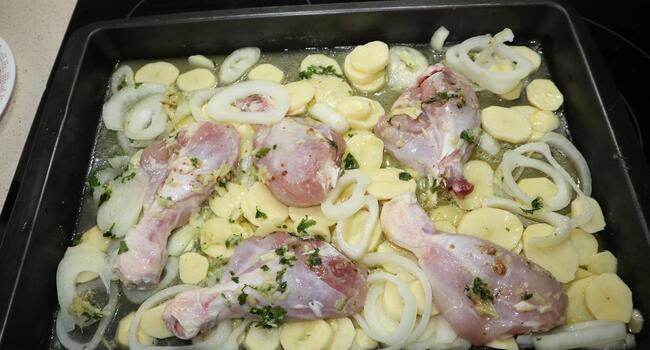 Metemos el pollo en el horno y horneamos