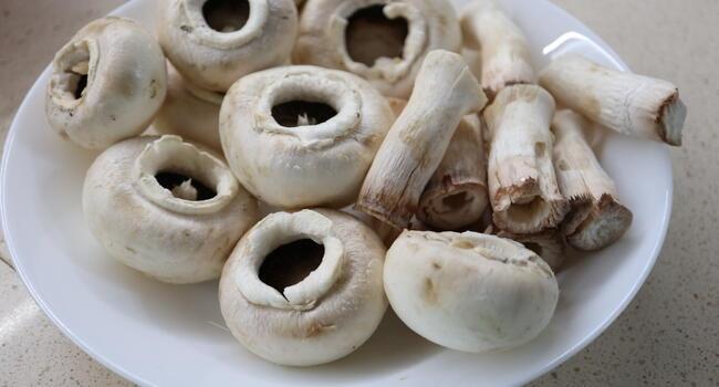 Quitamos los troncos a los champiñones