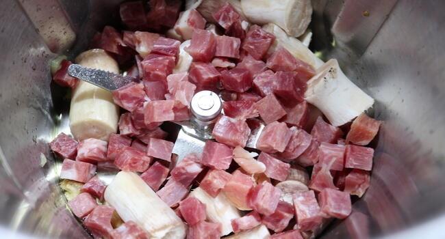 Freímos unos ajos y después ponemos los tacos de jamón junto a los troncos del champiñón