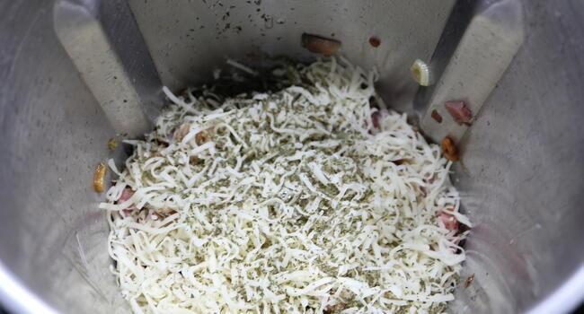 Mezclamos todos los ingredientes junto con el queso