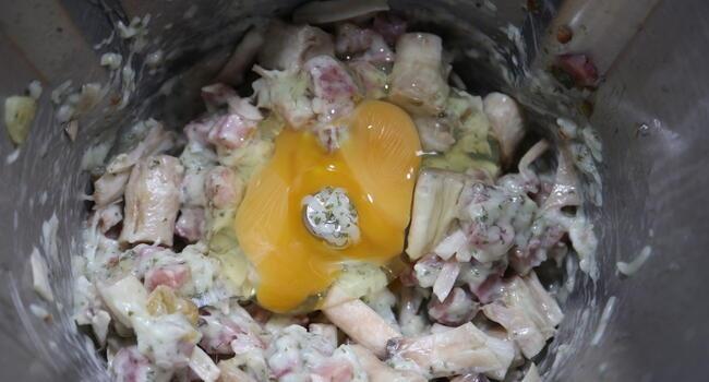 Echamos el huevo y mezclamos con el resto de los ingredientes