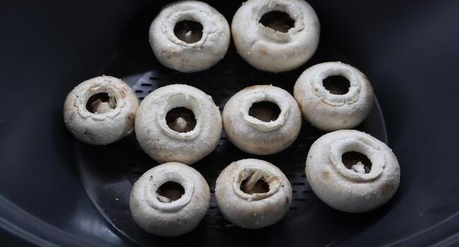 Ponemos las cabezas de los champiñones en el varoma y rellenamos