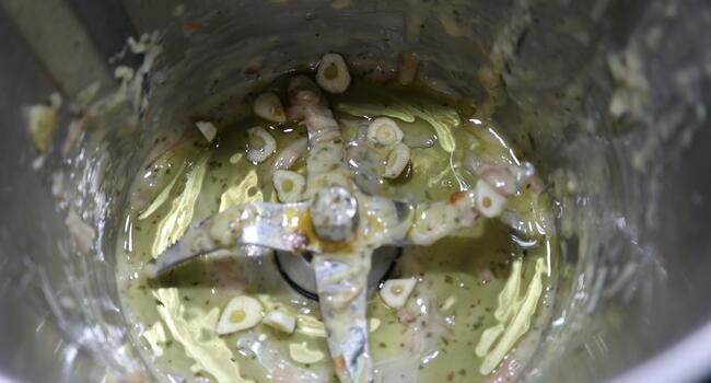 Echar los ajos para sofreír y hacer la salsa