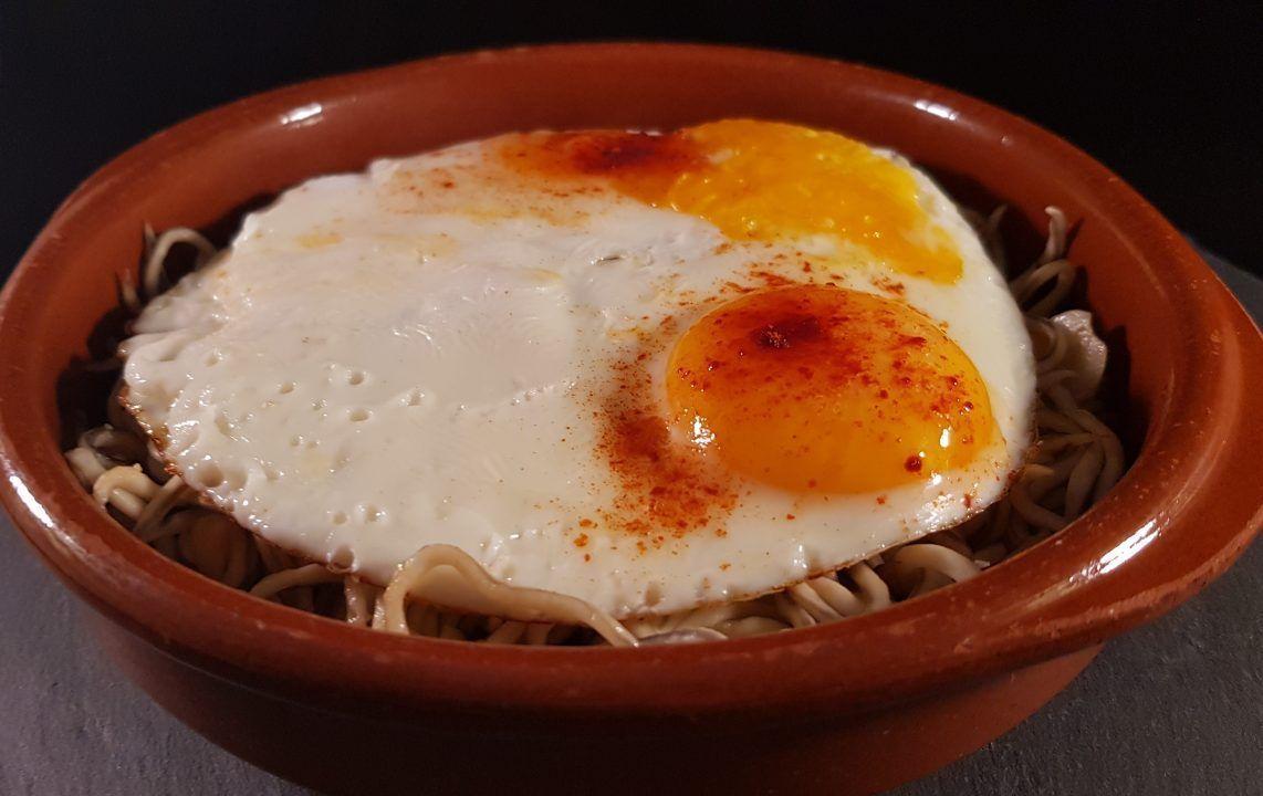 Revuelto de angulas sucedáneas piñones y huevo