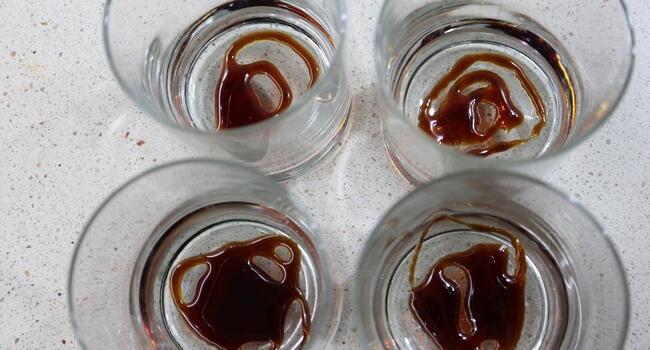 Echamos un poco de caramelo líquido en el fondo de los vasos 