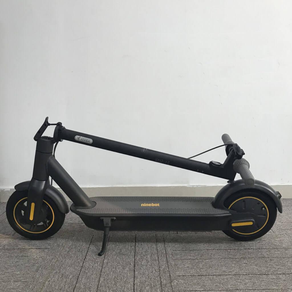 El plegado del Segway Ninebot Max G30 kickscooter lo hace un patinete muy cómodo