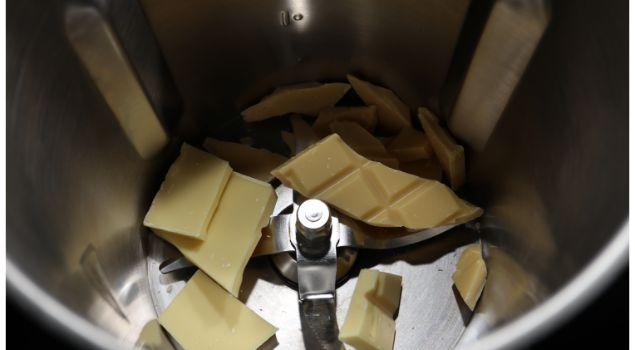 Echamos el chocolate blanco troceado y pulverizamos