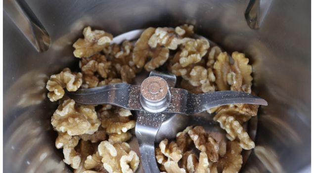 Ponemos las nueces en el vaso y picamos