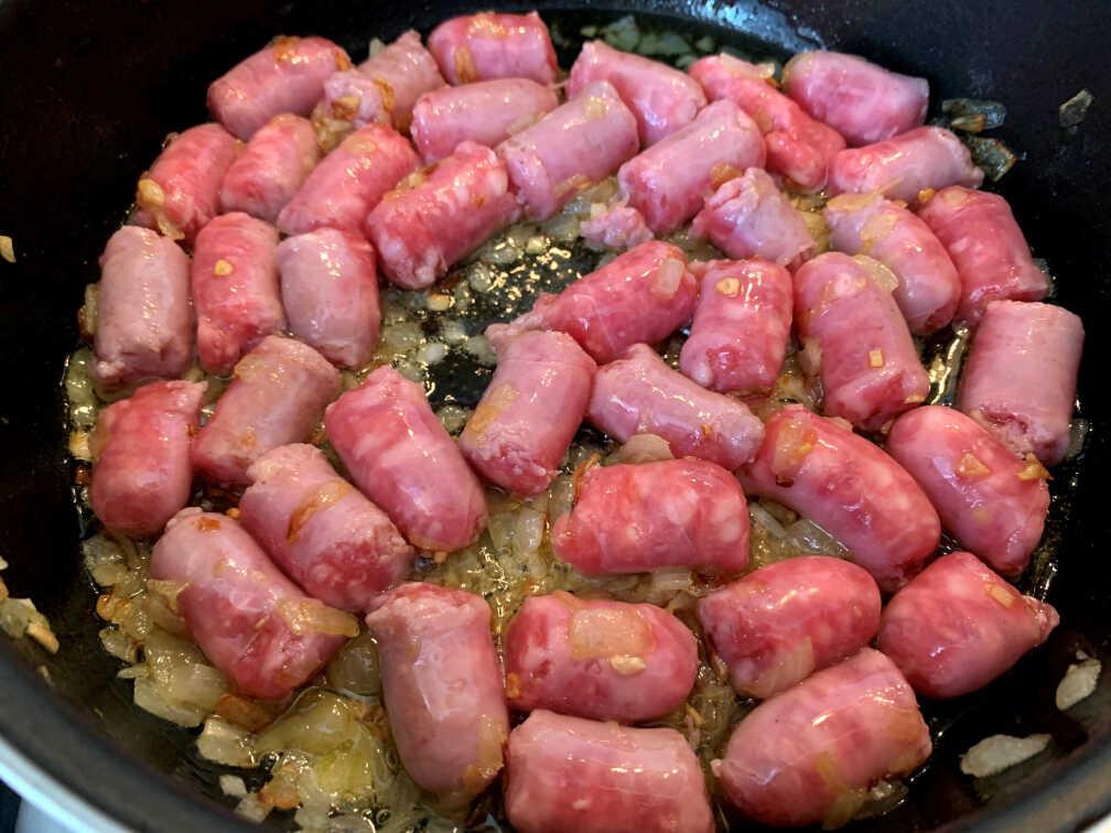 Salteamos la butifarra con el ajo y la cebolla