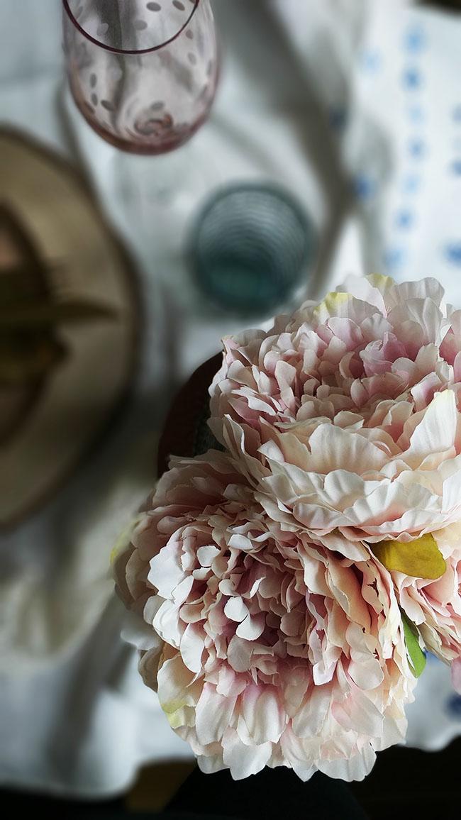 Cómo combinar rosa y azul en una mesa