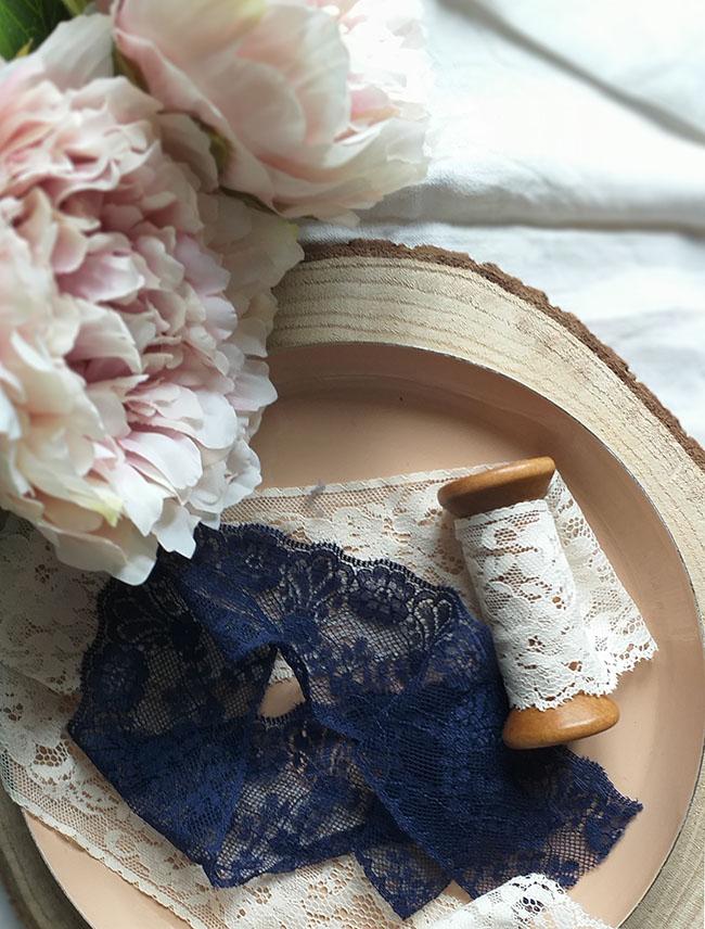 una mesa en rosa y azul