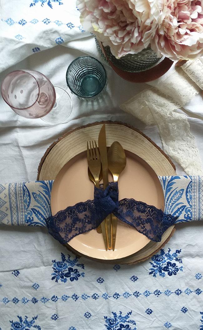 una mesa en rosa y azul