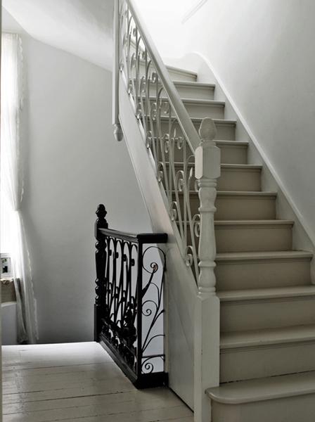 Casa en gris y mostaza